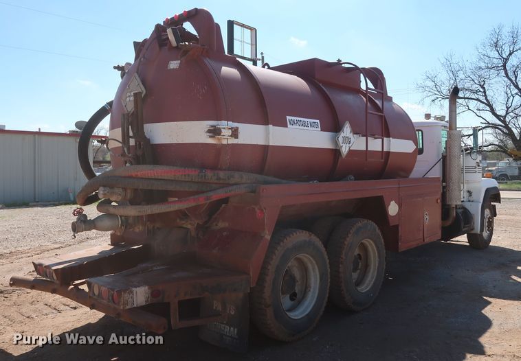 image for item DG7157 1995 Mack RD690S tank truck