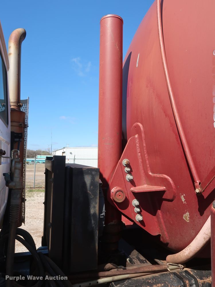 image for item DG7157 1995 Mack RD690S tank truck