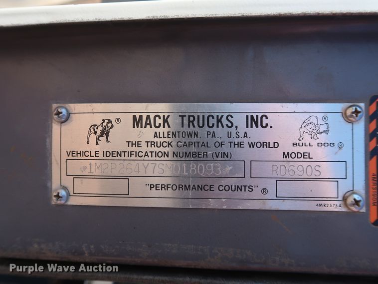 image for item DG7157 1995 Mack RD690S tank truck