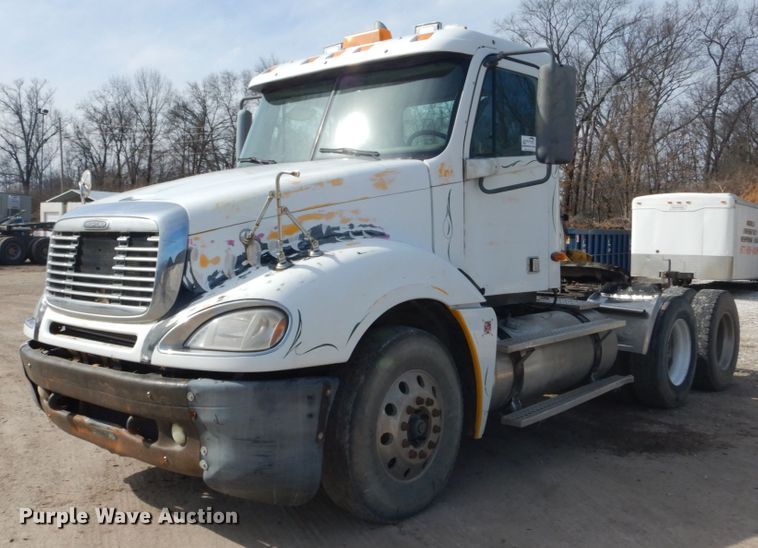 image for item DH5089 2004 Freightliner Columbia semi truck
