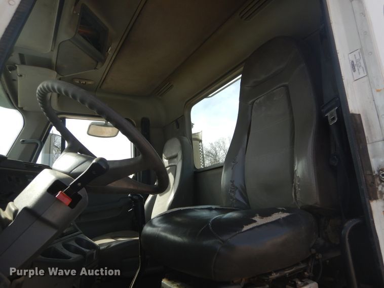 image for item DH5089 2004 Freightliner Columbia semi truck