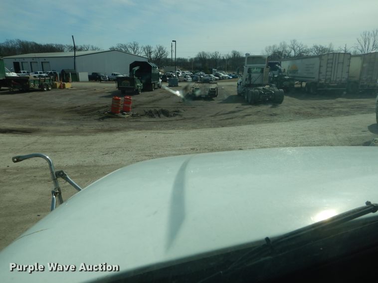 image for item DH5089 2004 Freightliner Columbia semi truck