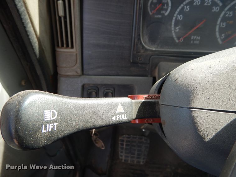 image for item DH5089 2004 Freightliner Columbia semi truck