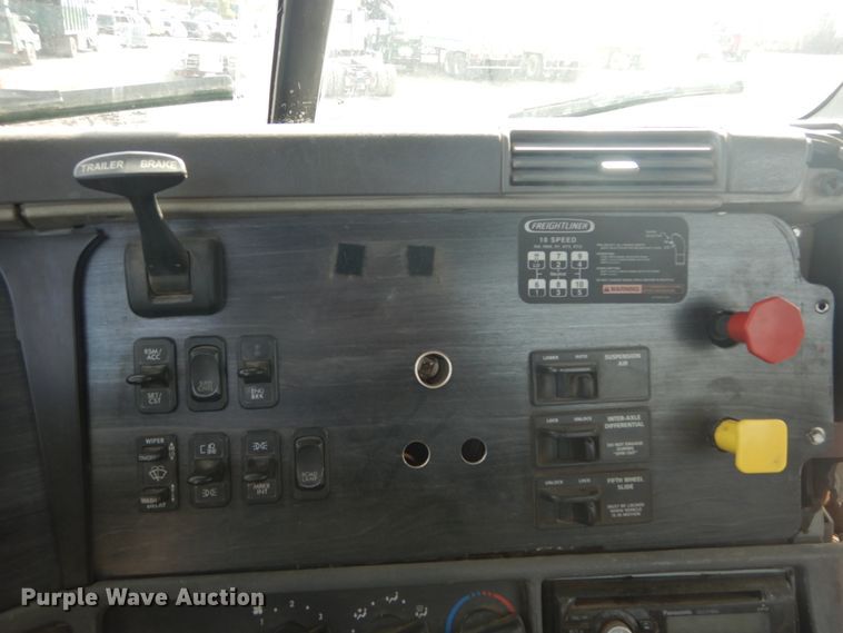 image for item DH5089 2004 Freightliner Columbia semi truck