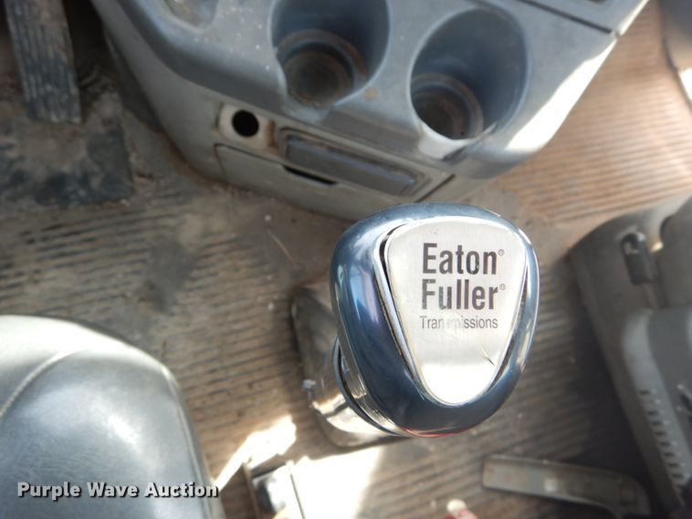 image for item DH5089 2004 Freightliner Columbia semi truck