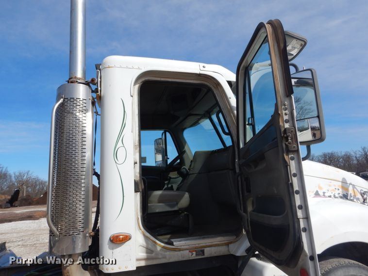 image for item DH5089 2004 Freightliner Columbia semi truck