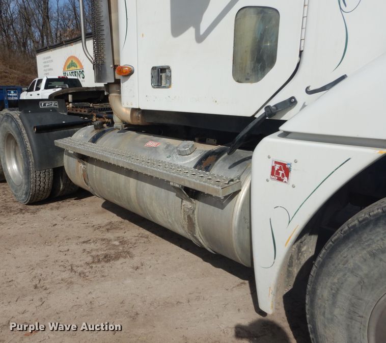 image for item DH5089 2004 Freightliner Columbia semi truck