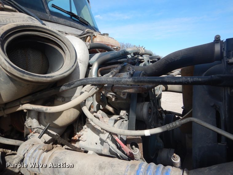 image for item DH5089 2004 Freightliner Columbia semi truck