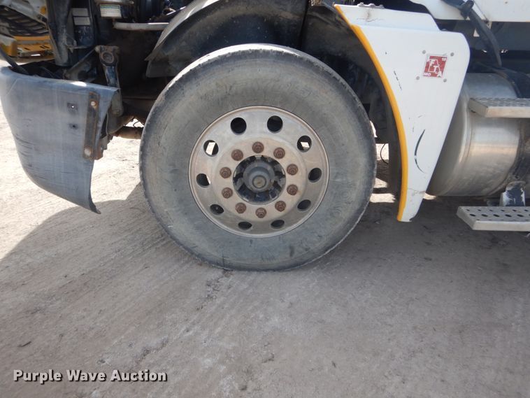 image for item DH5089 2004 Freightliner Columbia semi truck