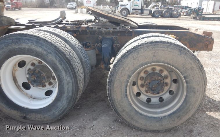 image for item DH5089 2004 Freightliner Columbia semi truck