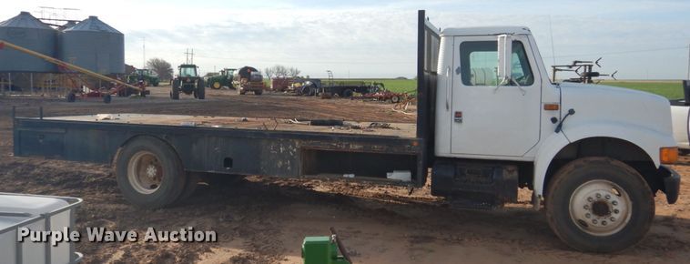 image for item GE9322 1990 International 4900 flatbed truck