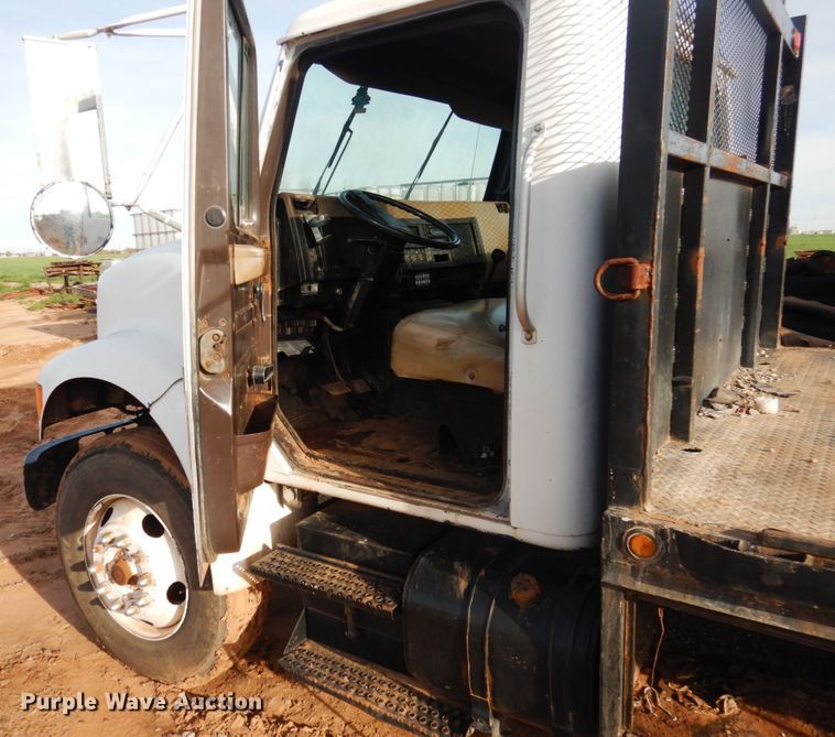 image for item GE9322 1990 International 4900 flatbed truck