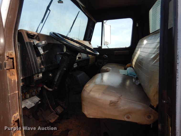 image for item GE9322 1990 International 4900 flatbed truck