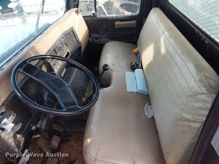 image for item GE9322 1990 International 4900 flatbed truck