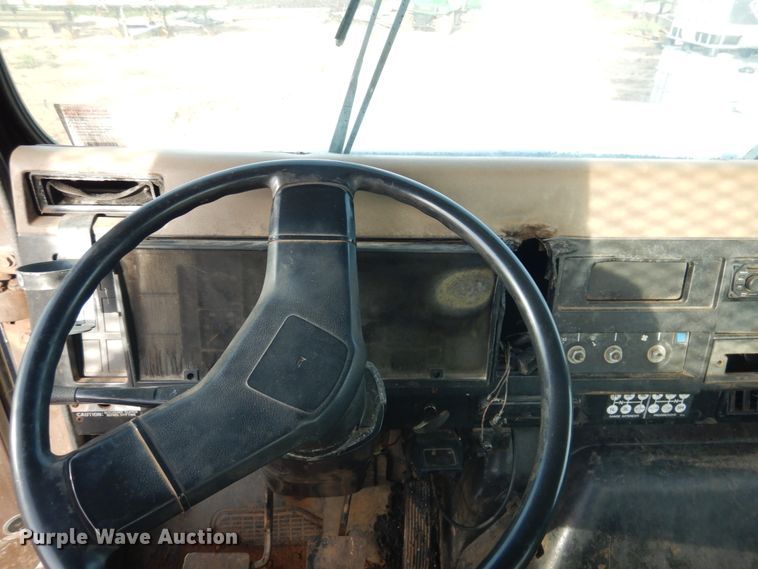 image for item GE9322 1990 International 4900 flatbed truck