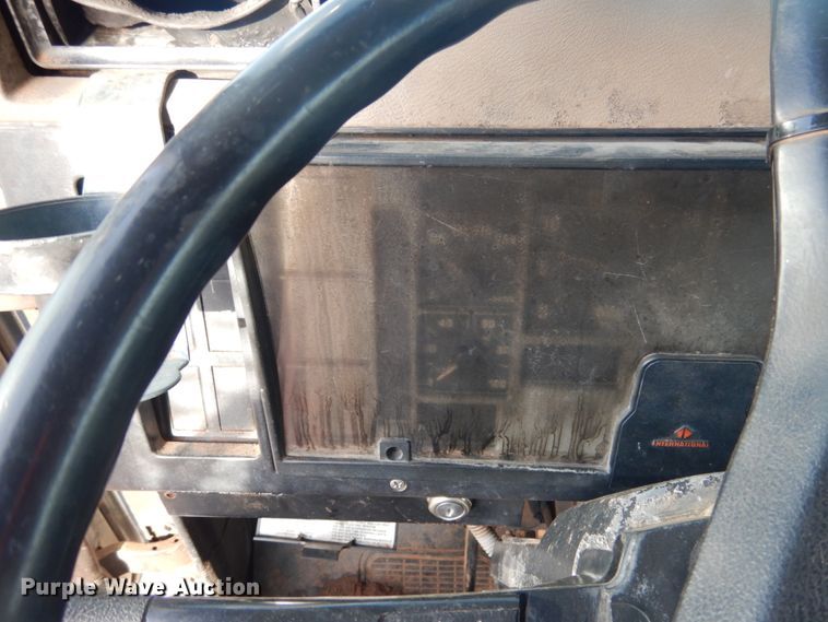 image for item GE9322 1990 International 4900 flatbed truck