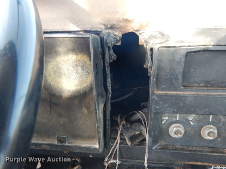 image for item GE9322 1990 International 4900 flatbed truck