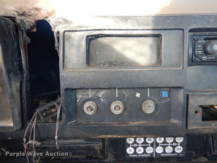 image for item GE9322 1990 International 4900 flatbed truck