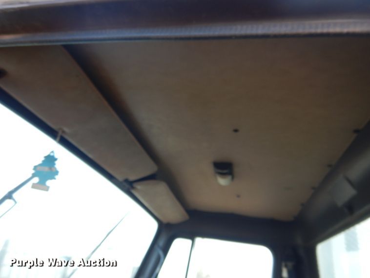 image for item GE9322 1990 International 4900 flatbed truck