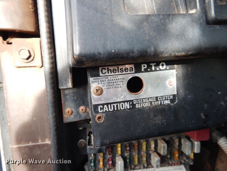 image for item GE9322 1990 International 4900 flatbed truck