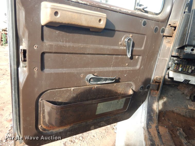 image for item GE9322 1990 International 4900 flatbed truck