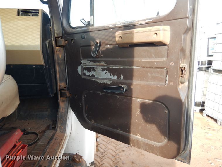 image for item GE9322 1990 International 4900 flatbed truck