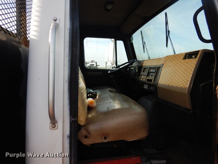 image for item GE9322 1990 International 4900 flatbed truck