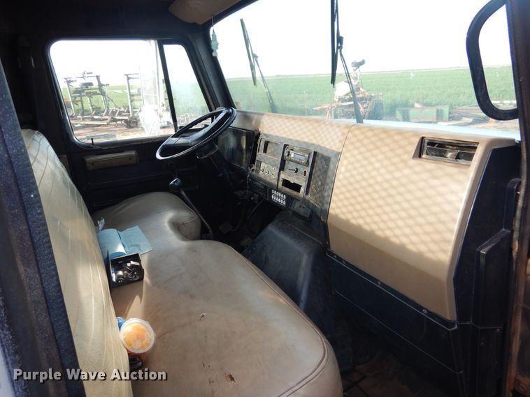 image for item GE9322 1990 International 4900 flatbed truck