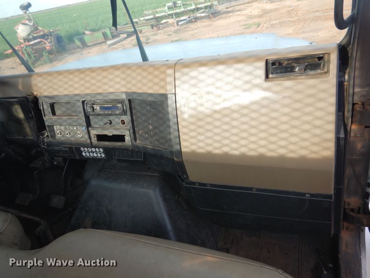 image for item GE9322 1990 International 4900 flatbed truck