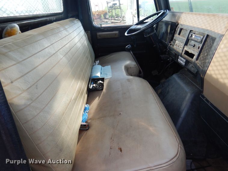 image for item GE9322 1990 International 4900 flatbed truck