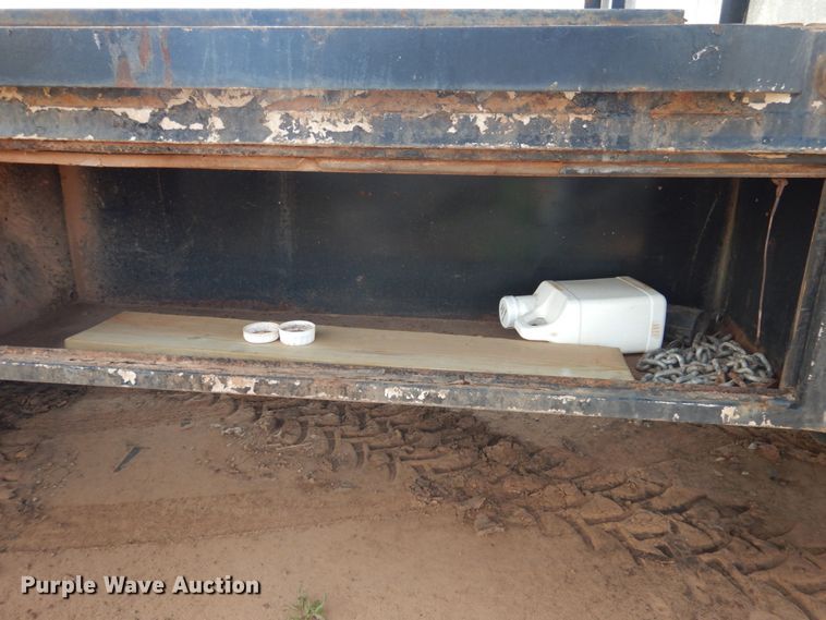 image for item GE9322 1990 International 4900 flatbed truck