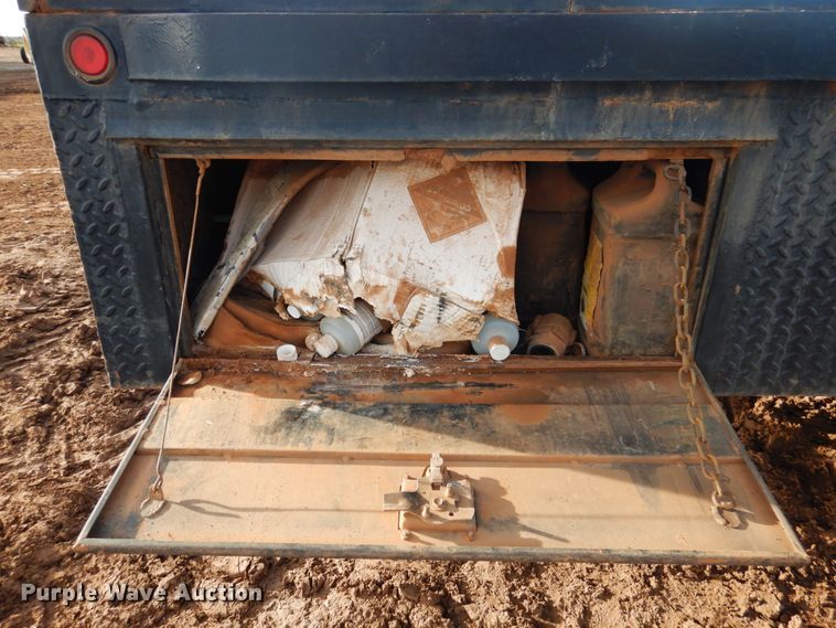 image for item GE9322 1990 International 4900 flatbed truck