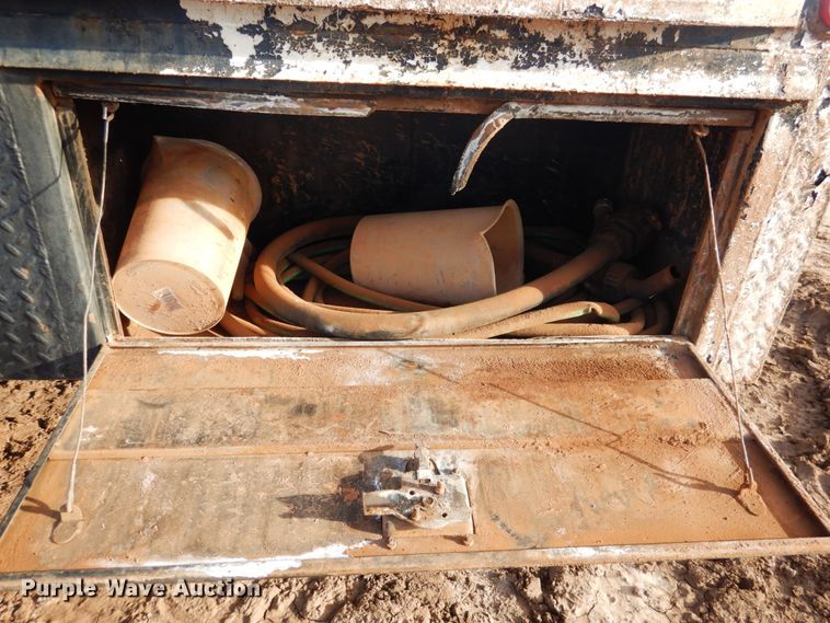 image for item GE9322 1990 International 4900 flatbed truck