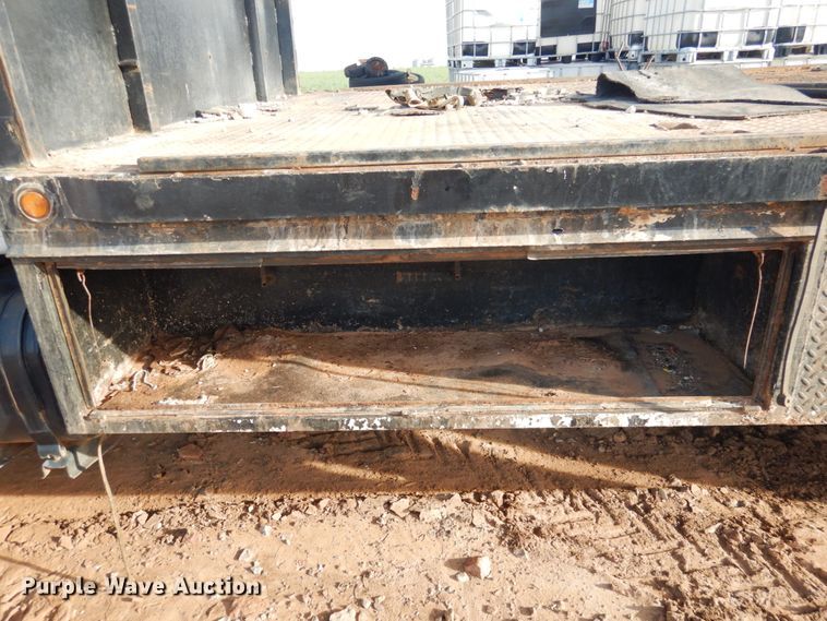 image for item GE9322 1990 International 4900 flatbed truck