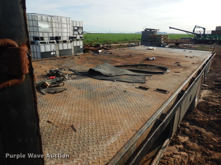 image for item GE9322 1990 International 4900 flatbed truck