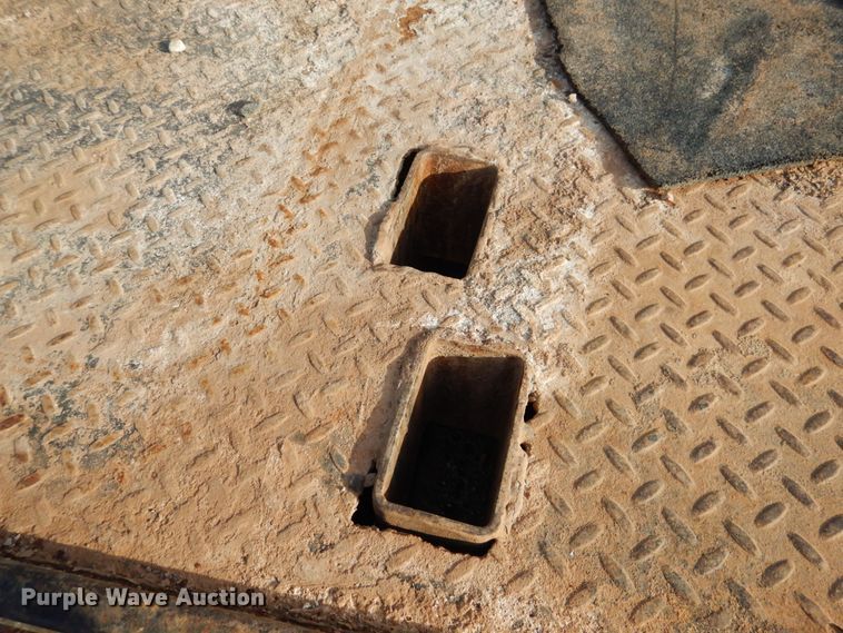 image for item GE9322 1990 International 4900 flatbed truck