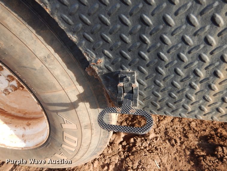 image for item GE9322 1990 International 4900 flatbed truck