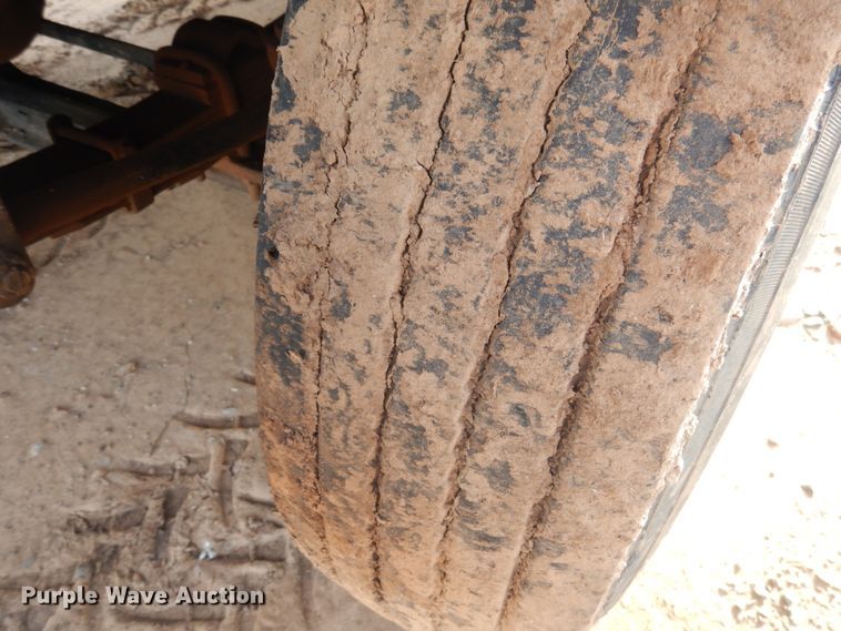 image for item GE9322 1990 International 4900 flatbed truck