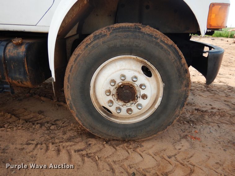 image for item GE9322 1990 International 4900 flatbed truck