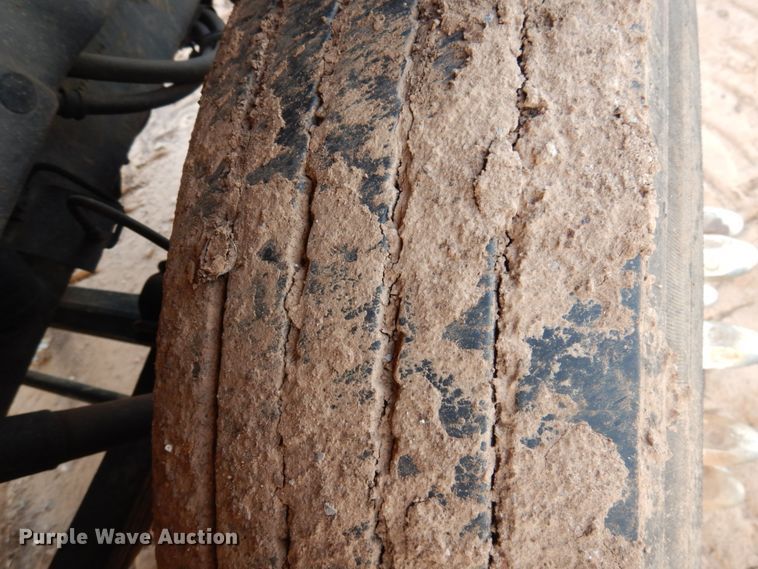 image for item GE9322 1990 International 4900 flatbed truck