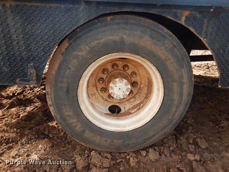 image for item GE9322 1990 International 4900 flatbed truck