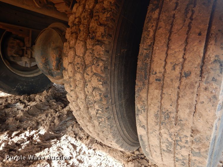 image for item GE9322 1990 International 4900 flatbed truck