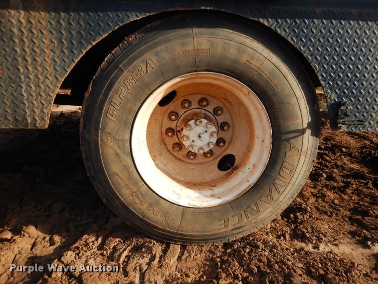 image for item GE9322 1990 International 4900 flatbed truck