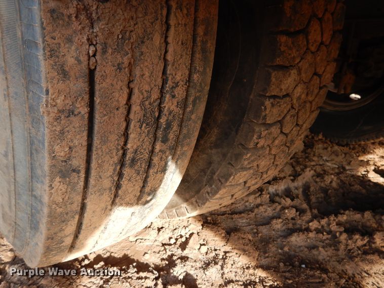 image for item GE9322 1990 International 4900 flatbed truck