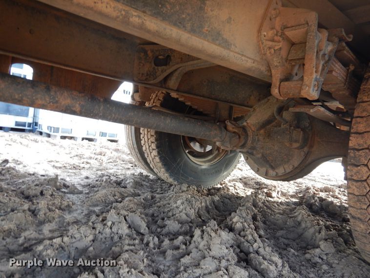 image for item GE9322 1990 International 4900 flatbed truck