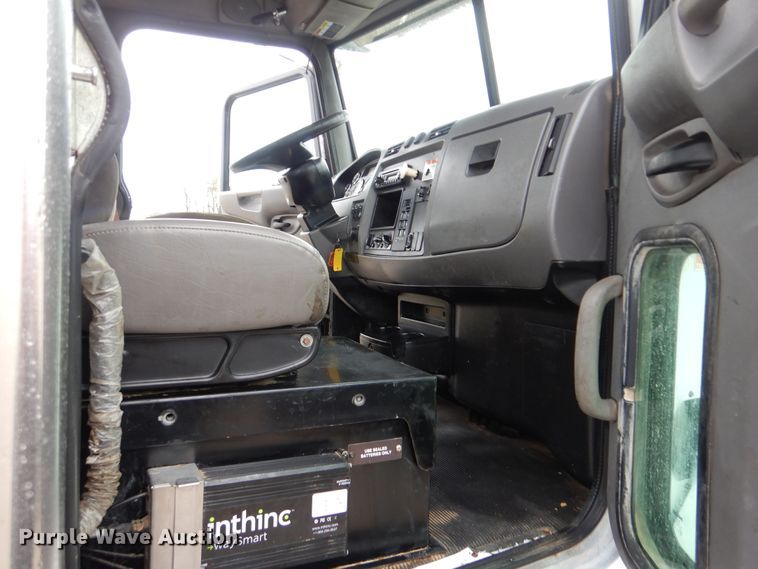 image for item GF9142 2012 Peterbilt 337 truck cab and chassis