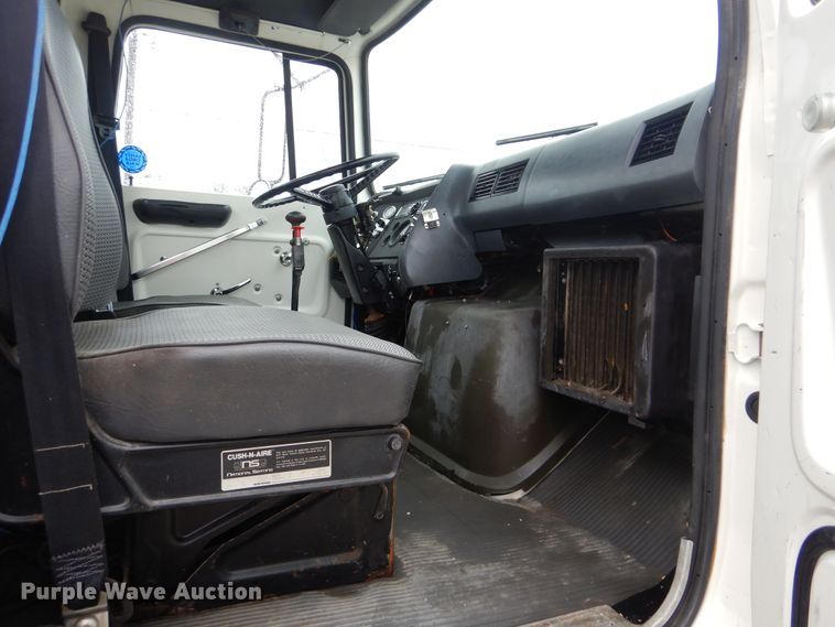 image for item GF9143 1990 Ford LN8000 semi truck