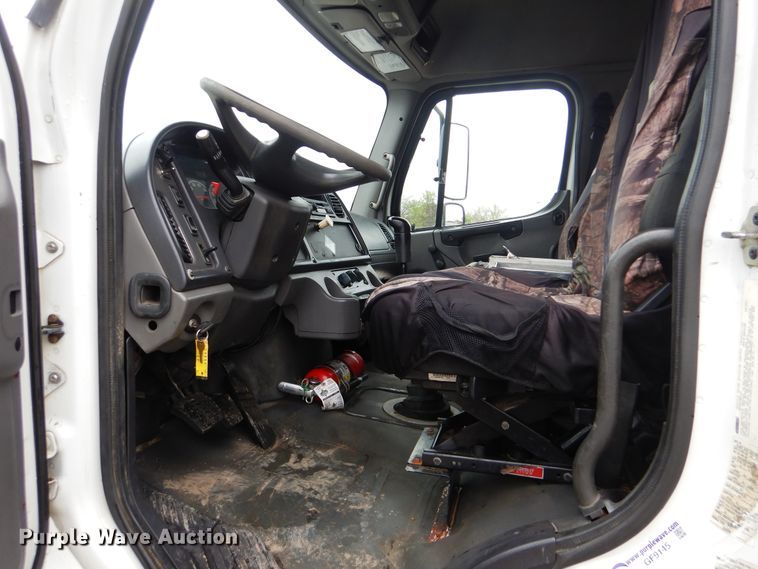 image for item GF9145 2004 Freightliner Business Class M2 service truck with crane