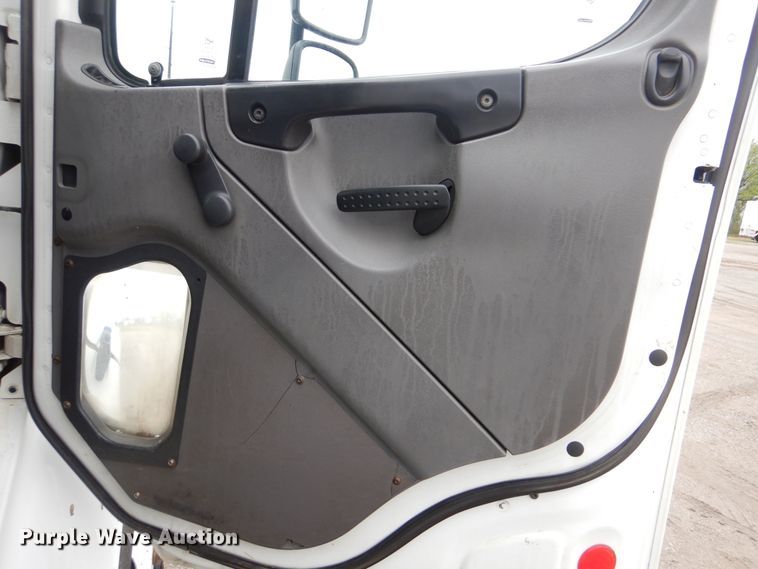 image for item GF9145 2004 Freightliner Business Class M2 service truck with crane