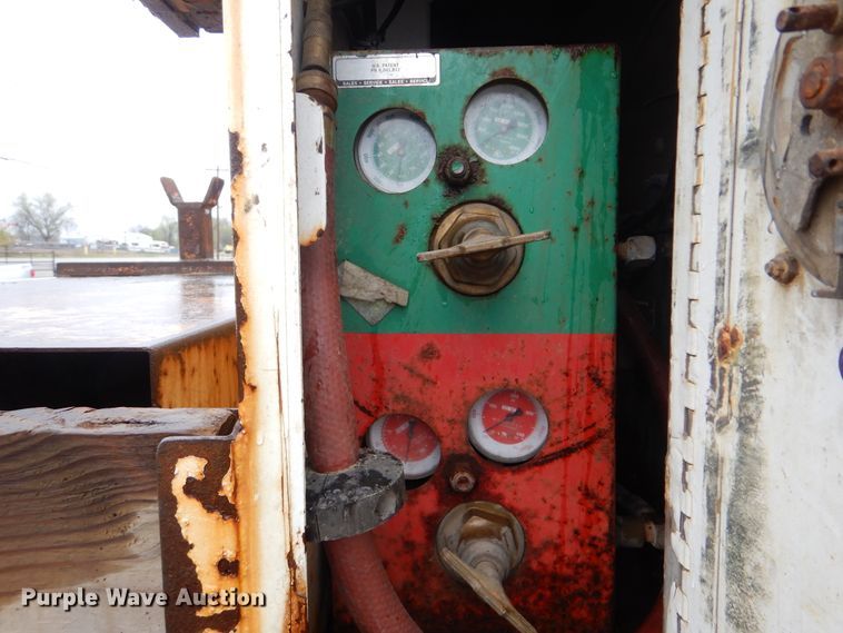 image for item GF9145 2004 Freightliner Business Class M2 service truck with crane